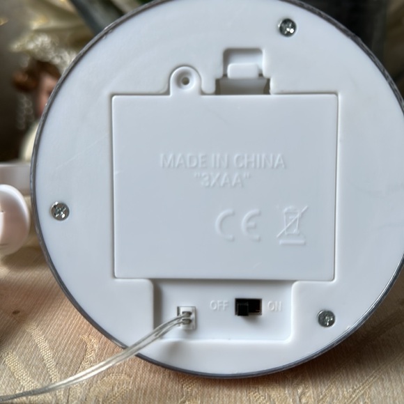 LED RAINBOW LIGHT 3 AA batteries (not included) - Picture 3 of 4